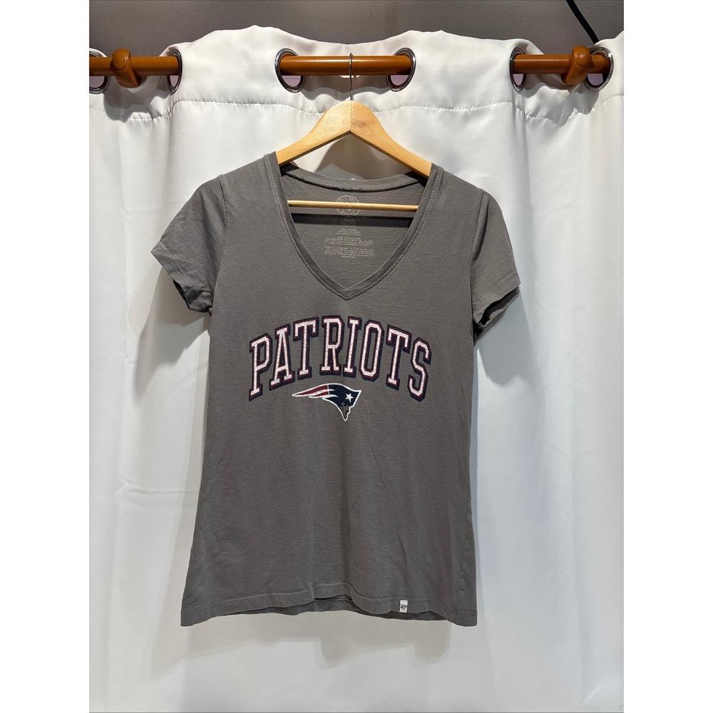 47 Brand New England Patriots T-Shirt Women Large Gray V-Neck Graphic Tee